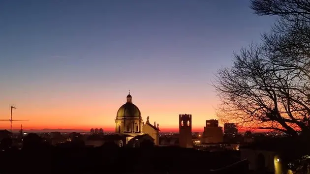 Il tramonto su Brescia nel giorno del Solstizio d'inverno - Foto di Enrico Vergombello © www.giornaledibrescia.it