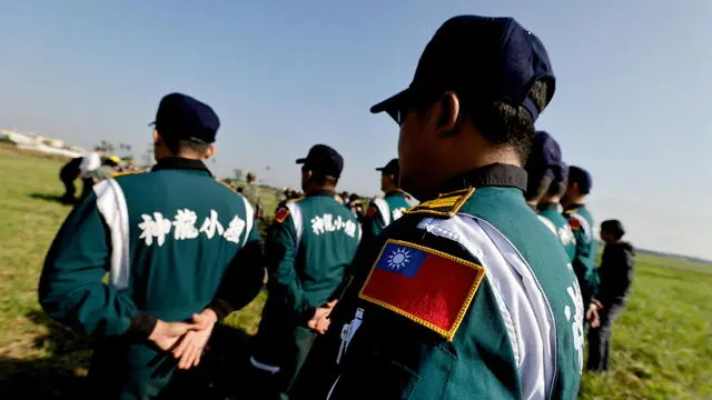 epa11786586 Taiwanese paratroopers line up during a live training session in Pingtung city, Taiwan, 20 December 2024. According to a 18 December report published by the United States Department of Defense (DoD), China continued to increase diplomatic, political, and military pressure against Taiwan in 2023. EPA/RITCHIE B. TONGO