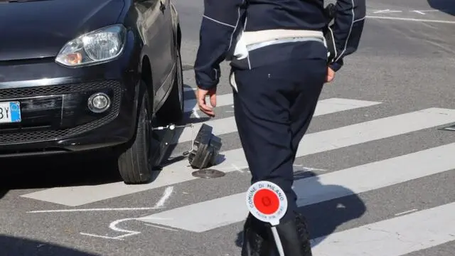 Un uomo di 48 anni è stato investito e ucciso da un autobus mentre stava attraversando la strada sulle strisce pedonali subito dopo la curva che da Viale Forlanini conduce in via Bellosio a Milano, 8 ottobre 2023. ANSA/Paolo Salmoirago