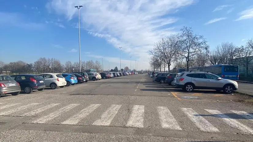 Il parcheggio dell'istituto Cossali di Orzinuovi è sempre più trafficato © www.giornaledibrescia.it