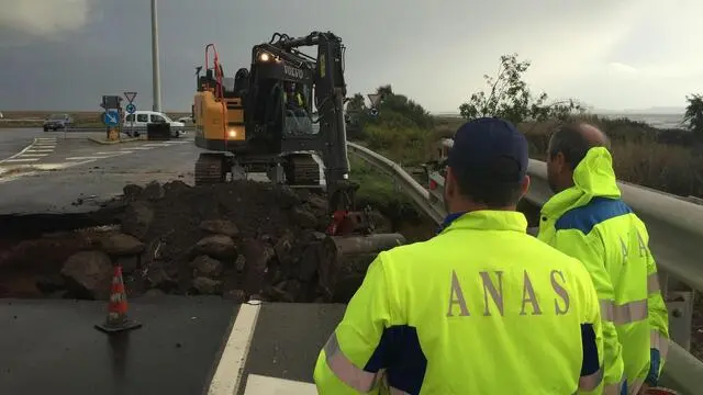 L'Anas al lavoro sulla Ss 195 Sulcitana nel comune di Capoterra, 11 ottobre 2018. La statale 195 è crollata in più punti a seguito dell'ondata di maltempo che ha colpito la Sardegna. ANSA/ UFFICIO STAMPA ANAS +++ ANSA PROVIDES ACCESS TO THIS HANDOUT PHOTO TO BE USED SOLELY TO ILLUSTRATE NEWS REPORTING OR COMMENTARY ON THE FACTS OR EVENTS DEPICTED IN THIS IMAGE; NO ARCHIVING; NO LICENSING +++