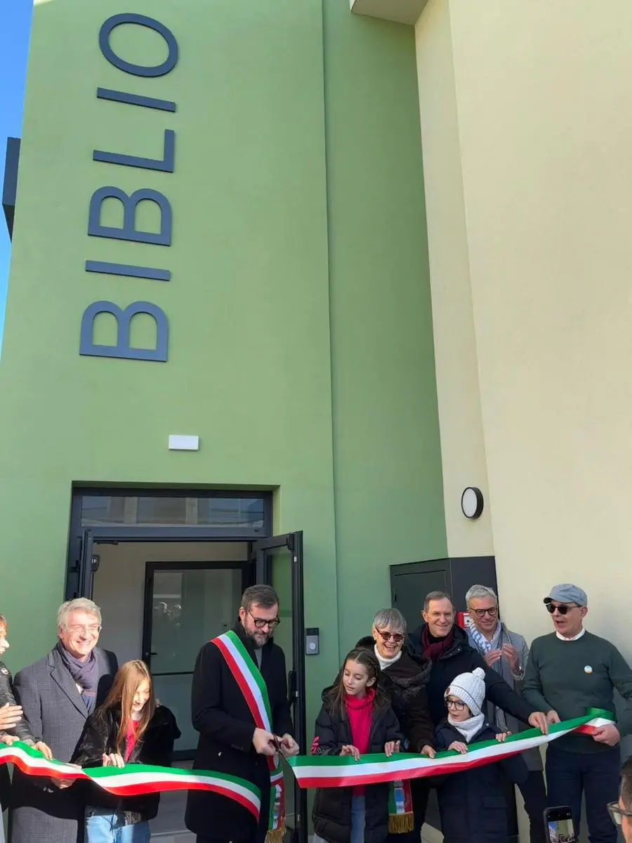 Taglio del nastro per la nuova biblioteca di Roncadelle