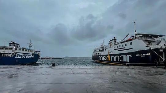 Traghetti fermi per il maltempo nel porto di Pozzuoli da dove partono i collegamenti per le isole del golfo di Napoli, 22 novembre 2024. ANSA/ NPK