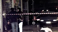 19981223-UDINE.CRO. TRE AGENTI POLIZIA MORTI IN ESPLOSIONE A UDINE.Alcuni agenti osservano la vetrina del Centro TIM di Udine dove durante la notte e avvenuta un esplosione; a terra i corpi di due dei tre agenti di polizia morti per l'esplosione della bomba. ALBERTO LANCIA-ANSA-CD