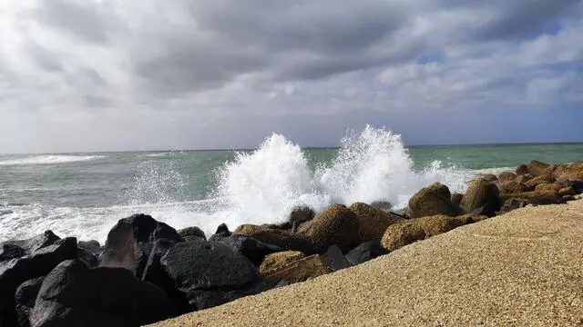 Una veduta del litorale a Fiumicino (Roma), 24 marzo 2024. La giornata festiva e' caratterizzata anche da una mareggiata, con onde fino ad 1,5 metri, che sta sferzando il litorale. ANSA/TELENEWS