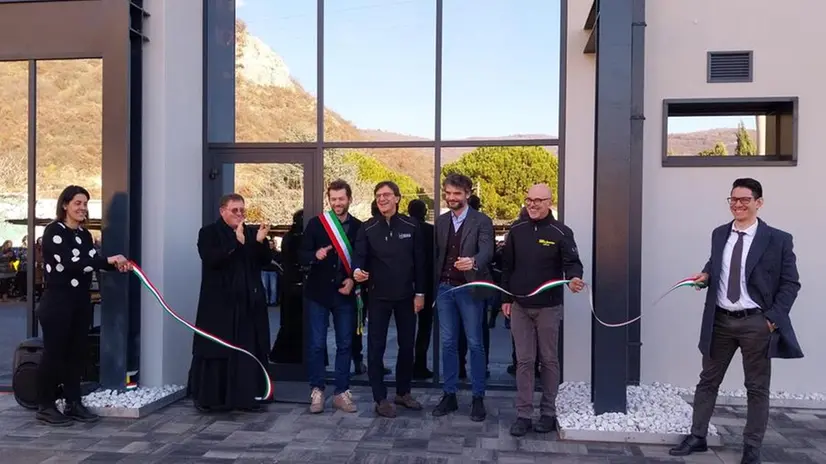 I protagonisti dell'inaugurazione: al centro il sindaco Giustacchini con Lancellotti - © www.giornaledibrescia.it