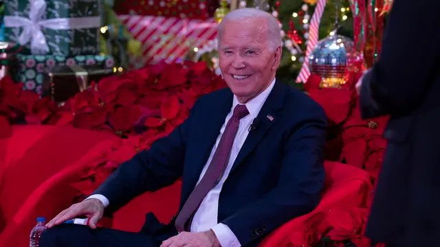 epa11787521 United States President Joe Biden participates in a holiday visit to patients and families at Children's National Hospital in Washington, DC, USA, 20 December 2024. EPA/CHRIS KLEPONIS / POOL