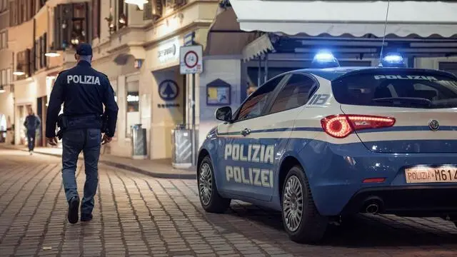 Pattuglia di polizia di sera in centro a Bolzano