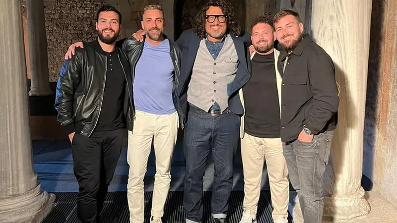 Foto di gruppo per i ristoratori con Alessandro Borghese - © www.giornaledibrescia.it