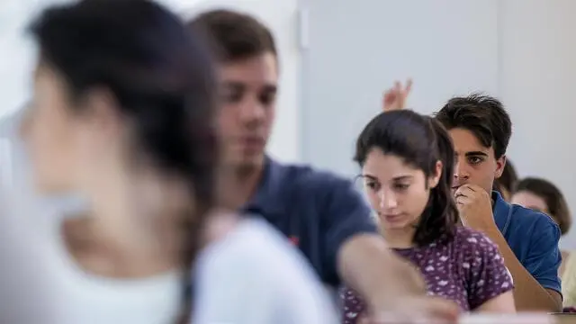 Studenti tra i banchi di scuola Foto Ansa © www.giornaledibrescia.it