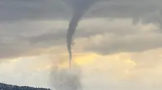 Maltempo: spettacolare e paurosa tromba marina oggi pomeriggio nelle acque dell'isola di Capri.