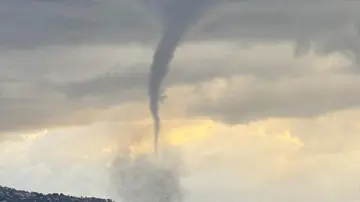 Maltempo: spettacolare e paurosa tromba marina oggi pomeriggio nelle acque dell'isola di Capri.