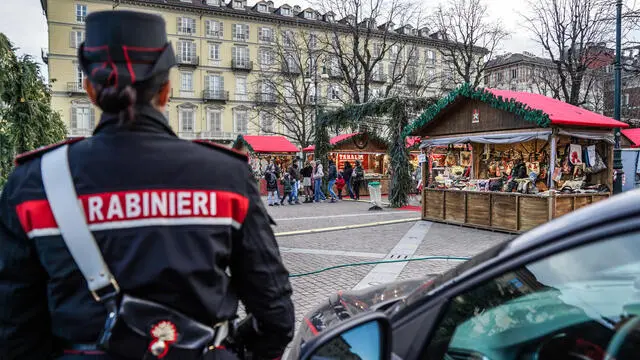 A Torino si intensificano i controlli delle forze dell'ordine ai mercatini di Natale, dopo l'attentato in Germania. Nelle foto, il presidio dei Carabinieri in piazza Solferino, il 22 dicembre 2024 ANSA/JESSICA PASQUALON