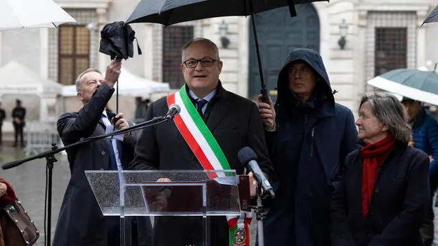 L’ambasciatore francese Martin Briens, il sindaco di Roma Roberto Gualtieri all’inaugurazione della facciata dell’ambasciata francese e delle fontane a piazza Farnese. Roma, 9 dicembre 2024 ANSA/MASSIMO PERCOSSI