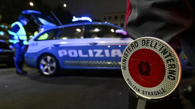 Controlli degli agenti della Polizia Stradale di Genova, dopo le novita' del Codice della Strada 2024. Genova, 19 dicembre 2024. ANSA/LUCA ZENNARO