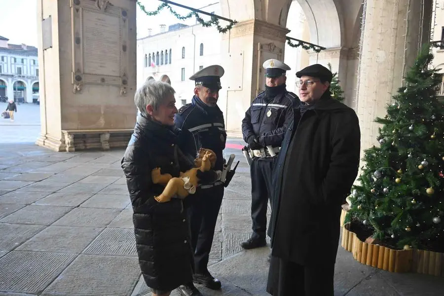 Natale sotto la Loggia, nel presepe accolto il Bambin Gesù