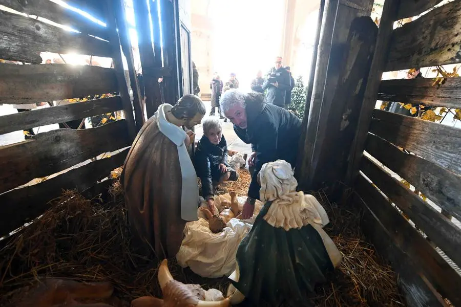 Natale sotto la Loggia, nel presepe accolto il Bambin Gesù