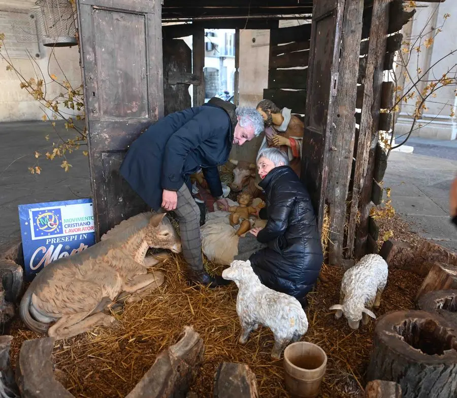 Natale sotto la Loggia, nel presepe accolto il Bambin Gesù