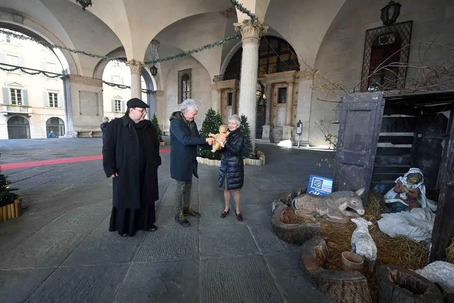 Natale sotto la Loggia, nel presepe accolto il Bambin Gesù