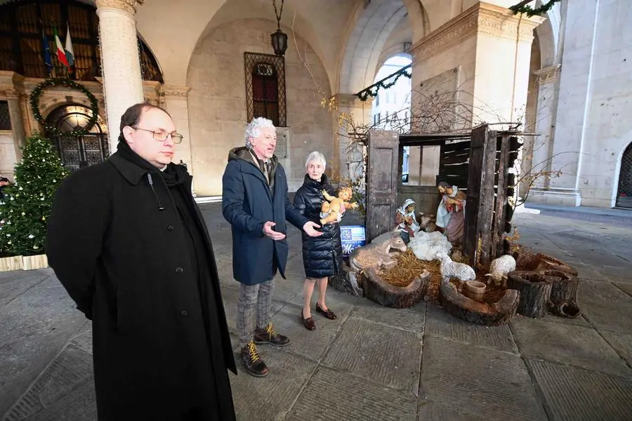 Natale sotto la Loggia, nel presepe accolto il Bambin Gesù