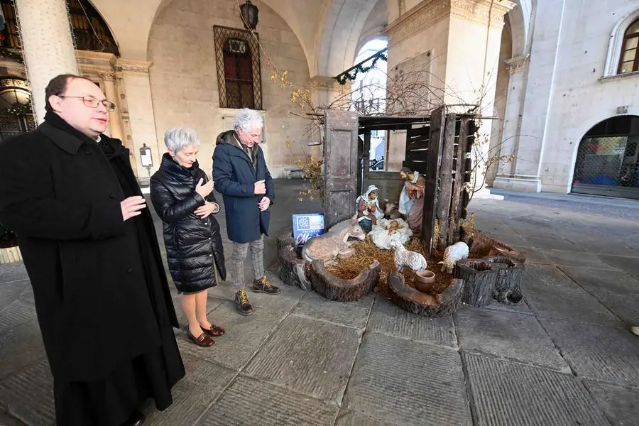 Natale sotto la Loggia, nel presepe accolto il Bambin Gesù