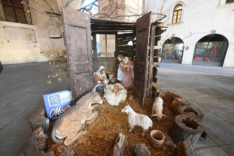 Natale sotto la Loggia, nel presepe accolto il Bambin Gesù