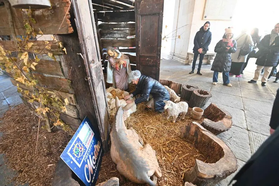 Natale sotto la Loggia, nel presepe accolto il Bambin Gesù