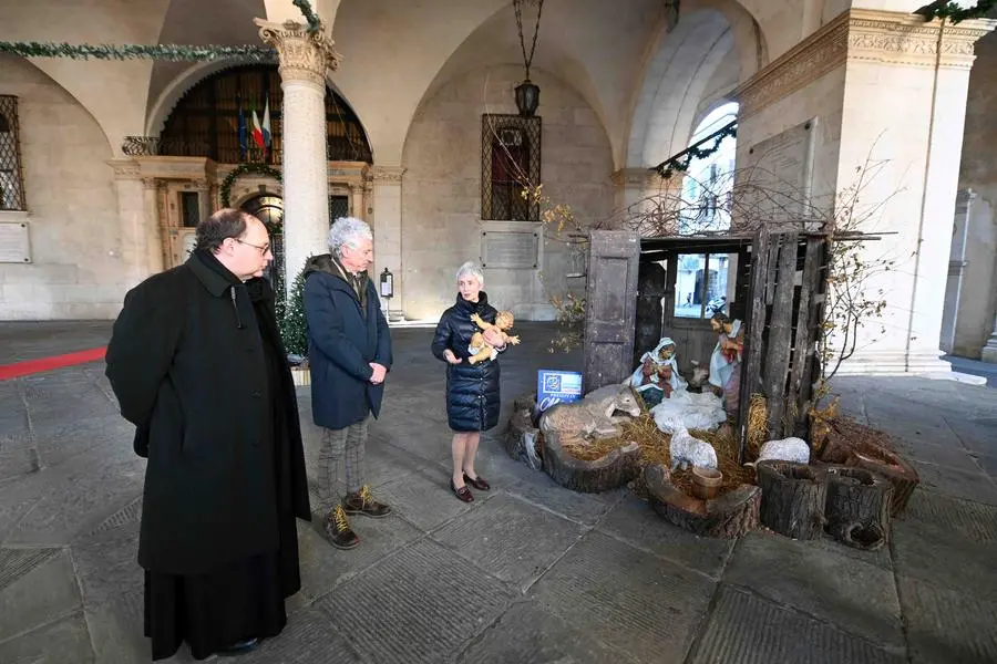 Natale sotto la Loggia, nel presepe accolto il Bambin Gesù