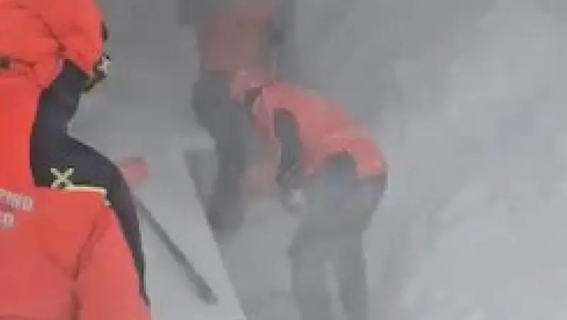 Gli uomini del Soccorso alpino a Campo Imperatore nella bufera di neve - Foto Ansa © www.giornaledibrescia.it