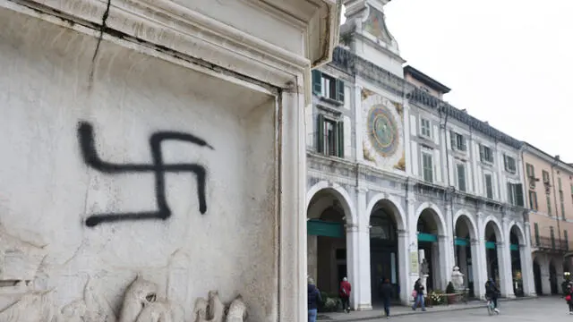 Cinque giorni dopo il corteo di estrema destra che ha generato polemiche e alla vigilia di una manifestazione antifascista indetta per domani in centro città, a Brescia sono comparse nella notte alcune svastiche disegnate sui muri. A essere imbrattati con simboli nazisti sono il muro del liceo Veronica Gambara, il basamento della statua 'Bella Italia' in piazza Loggia - a pochi passi da dove il 28 maggio 1974 esplose la bomba che uccise 8 persone e ne ferì 102 - e una fontana del centro storico. In particolare sul muro del liceo cittadino sono state tracciati una decina di simboli, lungo il tratto di via Trieste, 18 dicembre 2024. ANSA / Filippo Venezia