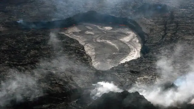 epa10334090 A handout photo made available by the US Geological Survey (USGS) shows a telephoto view of the lava lake within Halema‘uma‘u crater taken from the west rim and looking east in the morning, at Mount Kilauea on Hawaii, USA, 23 November 2022 (issued 28 November 2022). The eruption within Halema‘uma‘u, at iīlauea's summit, began on 29 September 2021, the USGS says. EPA/K. Mulliken/USGS / HANDOUT HANDOUT EDITORIAL USE ONLY/NO SALES