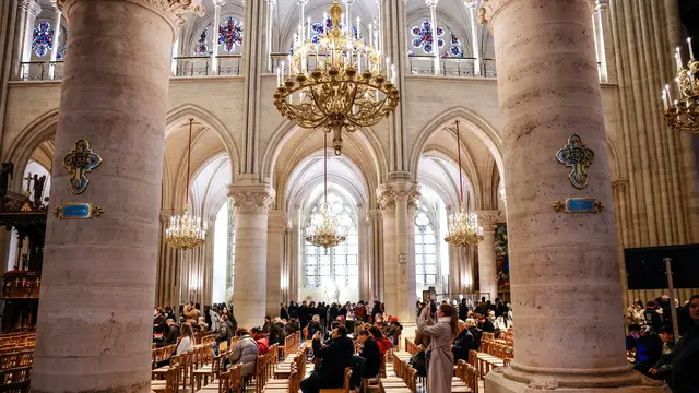 epa11786743 Visitors gather inside the Notre-Dame de Paris Cathedral ahead of the upcoming Christmas holiday, in Paris, France, 20 December 2024. The Notre Dame de Paris Cathedral reopened on 07 December after nearly six years of renovation work following its destruction by a fire on 15 April 2019. EPA/YOAN VALAT