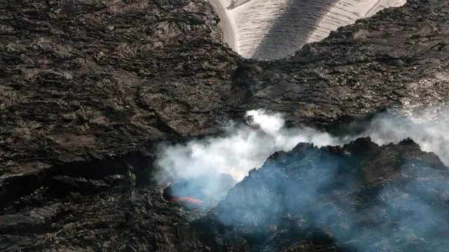 epa10334091 A handout photo made available by the US Geological Survey (USGS) shows a telephoto view of the of the west vent at a moment when red molten material was visible in the inlet north of the west vent, which feeds into the lava lake within Halemaâ€˜umaâ€˜u crater, at Mount Kilauea on Hawaii, USA, 23 November 2022 (issued 28 November 2022). The eruption withinÂ Halemaâ€˜umaâ€˜u, at iÄ«lauea's summit, began on 29 September 2021, the USGS says.Â EPA/K. Mulliken/USGS / HANDOUT HANDOUT EDITORIAL USE ONLY/NO SALES