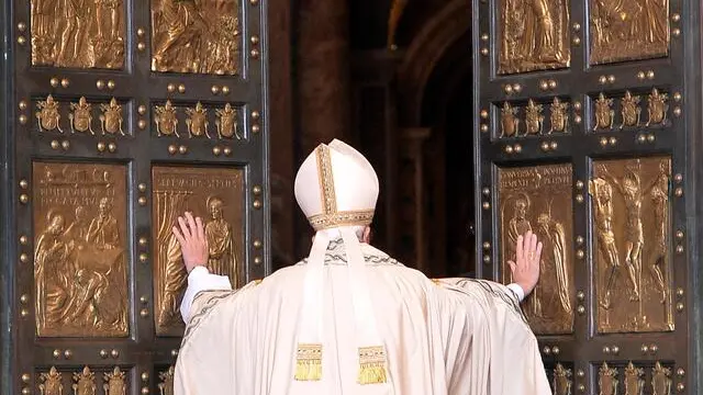 Pope Francis opens the Holy Door of Saint Peter's Basilica, formally starting the Jubilee of Mercy, at the Vatican City, 08 December 2015. ANSA/MAURIZIO BRAMBATTI