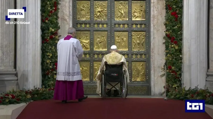 Papa Francesco apre la Porta Santa e dà avvio al Giubileo