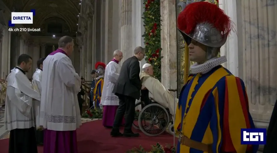 Papa Francesco apre la Porta Santa e dà avvio al Giubileo