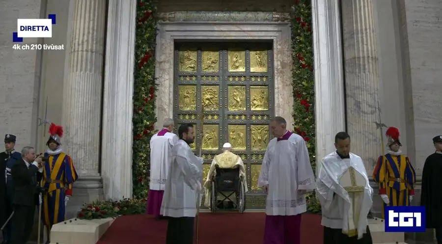 Papa Francesco apre la Porta Santa e dà avvio al Giubileo