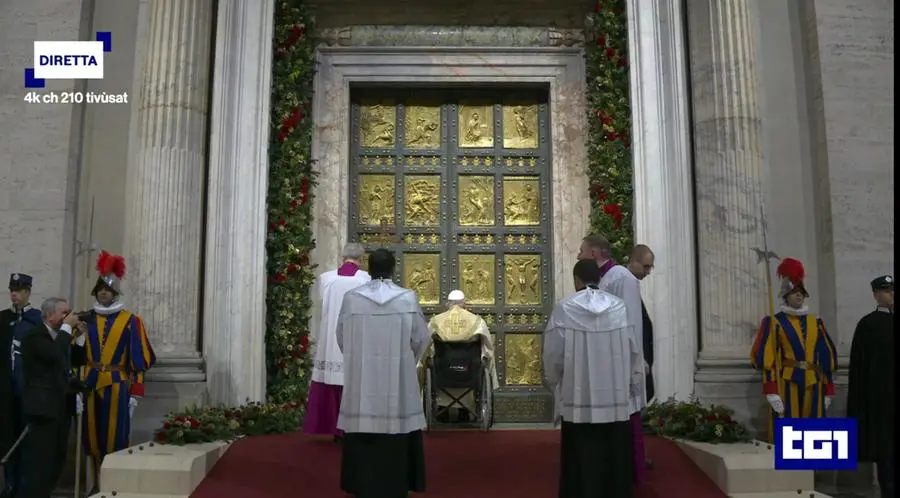 Papa Francesco apre la Porta Santa e dà avvio al Giubileo