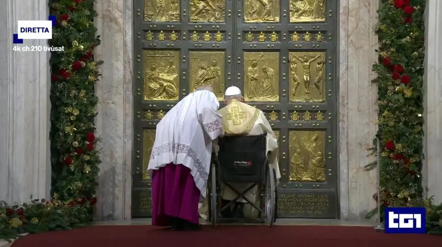 Papa Francesco apre la Porta Santa e dà avvio al Giubileo