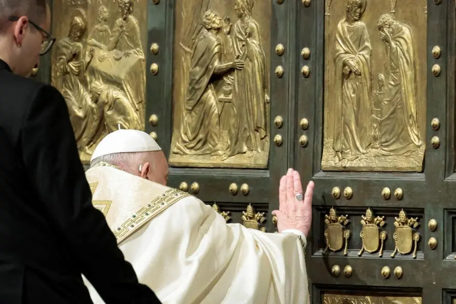 Papa Francesco apre la Porta Santa e dà avvio al Giubileo