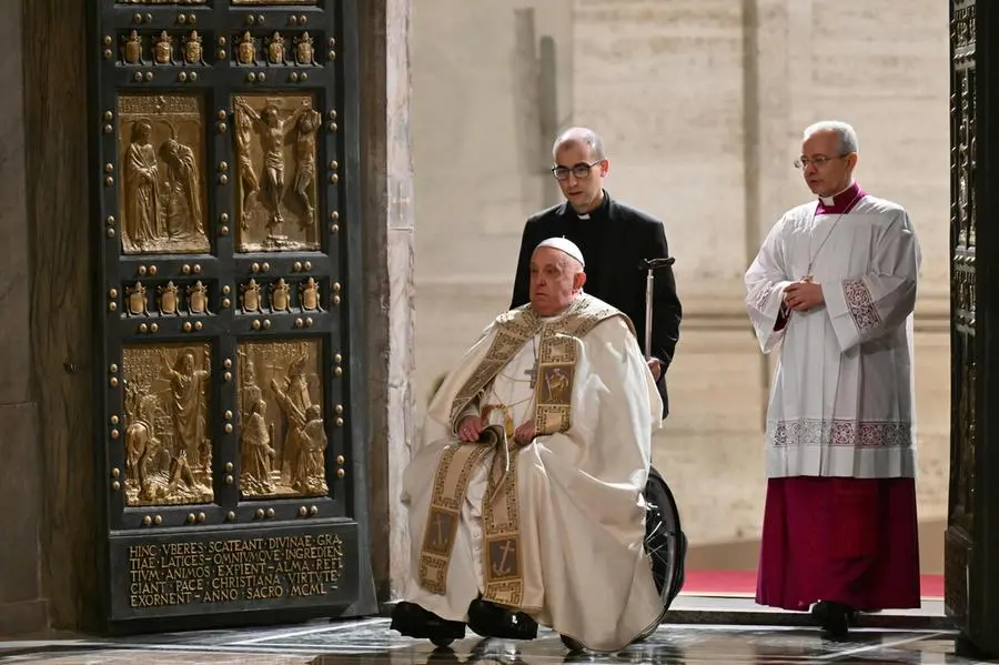 Papa Francesco apre la Porta Santa e dà avvio al Giubileo