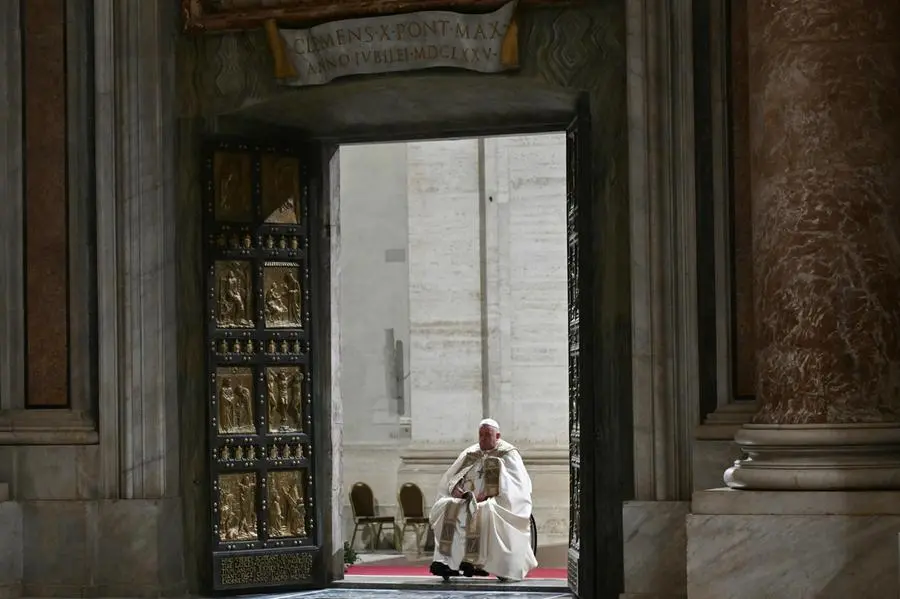 Papa Francesco apre la Porta Santa e dà avvio al Giubileo