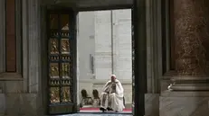 Papa Francesco apre la Porta Santa e dà avvio al Giubileo