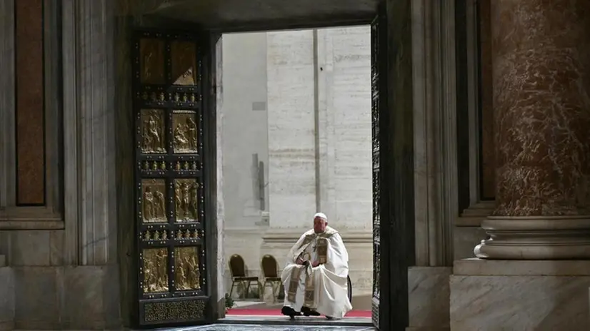 Papa Francesco apre la Porta Santa e dà avvio al Giubileo
