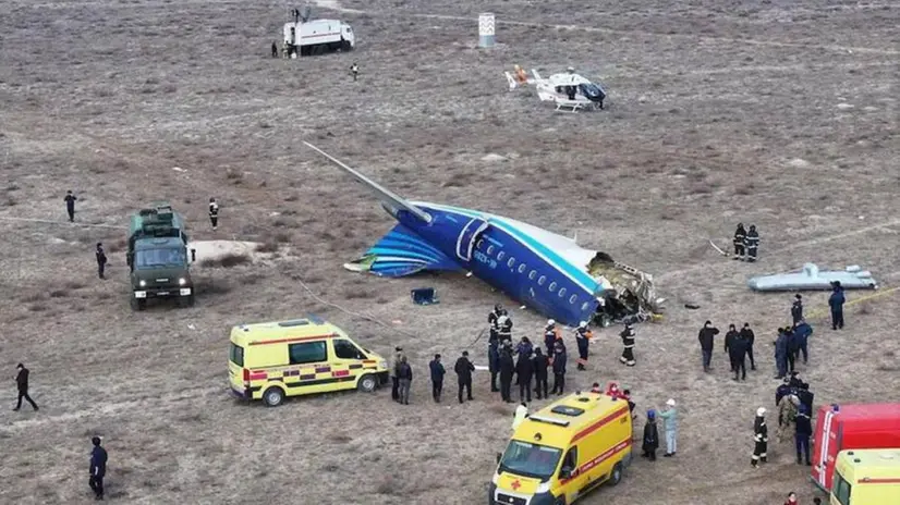 I resti dell'aereo precipitato in Kazakistan - Foto Ansa © www.giornaledibrescia.it