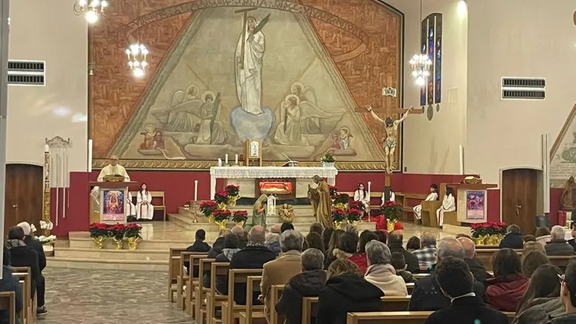 Don Umberto, parroco di Santa Giulia, mentre celebra la messa di Natale - © www.giornaledibrescia.it