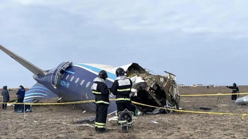 L'aereo dell'Azerbaijan Airlines che si è schiantato vicino ad Aktau, Kazakhstan - Foto Ansa © www.giornaledibrescia.it