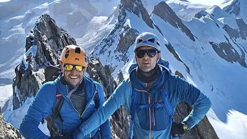 Luca Perazzini, 42 anni, e Cristian Gualdi, di 48 anni, i due alpinisti emiliani, scivolati in un canalone sul Gran Sasso a quota 2.700 metri, dove sono bloccati da domenica pomeriggio in attesa dei soccorsi, sospesi da ore a causa del maltempo che imperversa sulla zona, con visibilità ridotta a zero e raffiche di vento a 100 km orari. Facebook Luca Perazzini + ATTENZIONE LA FOTO NON PUO' ESSERE PUBBLICATA O RIPRODOTTA SENZA L'AUTORIZZAZIONE DELLA FONTE DI ORIGINE CUI SI RINVIA + NPK