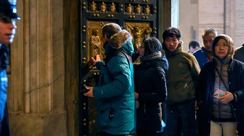 I primi gruppi di pellegrini attraversano la Porta Santa in San Pietro - Foto Ansa/Riccardo Antimiani © www.giornaledibrescia.it