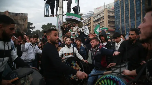 epa11788814 People play drums during the 'Liberation Festival', which celebrates the ouster of Syrian President Bashar Al-Assad, at Saadallah al-Jabiri Square in Aleppo, Syria, 21 December 2024. EPA/BILAL AL HAMMOUD